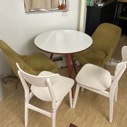 Round Dining Table With Chairs