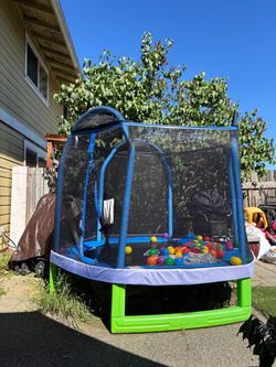 Kids Trampoline with Safety Enclosure Net