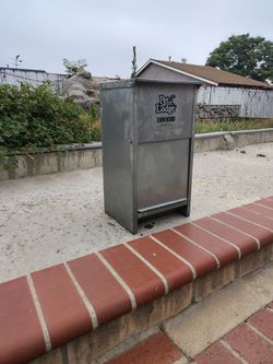 Dog feeder