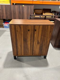 33” H Fluted Sideboard Buffet Cabinet with Storage, 31'' WSolid Wood Leg Walnut Wood Buffet with Adjustable Shelves, 210° Wide-Open Door, Rounded Cred