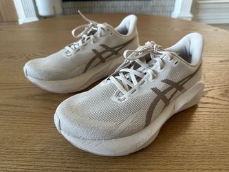Asics Novablast 6 (Size 9 - brand new/never worn)