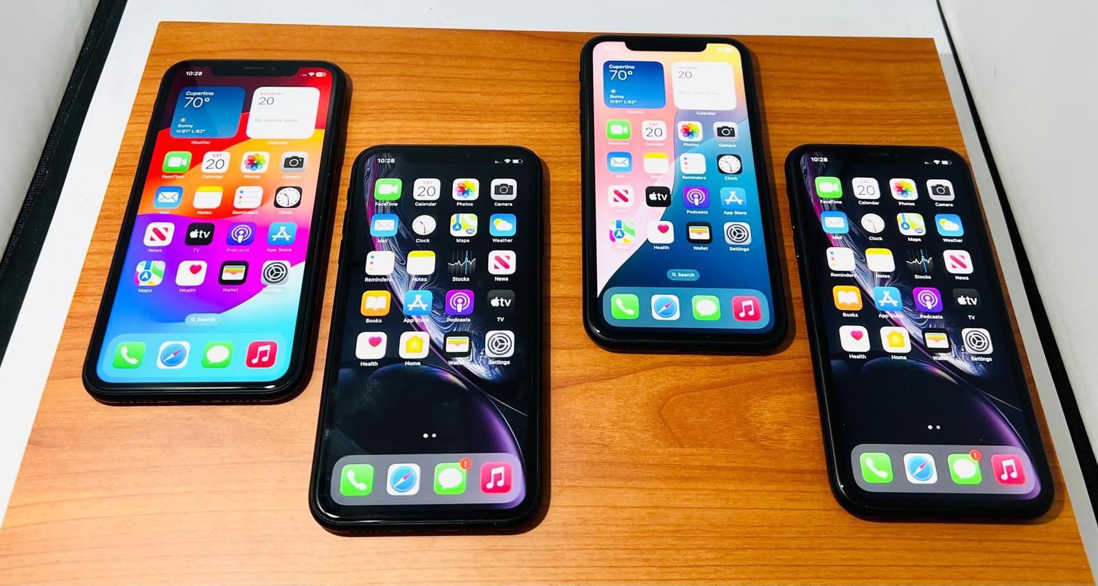 Apple IPHONE XR 64GB UNLOCKED FOR SALE $160 Each