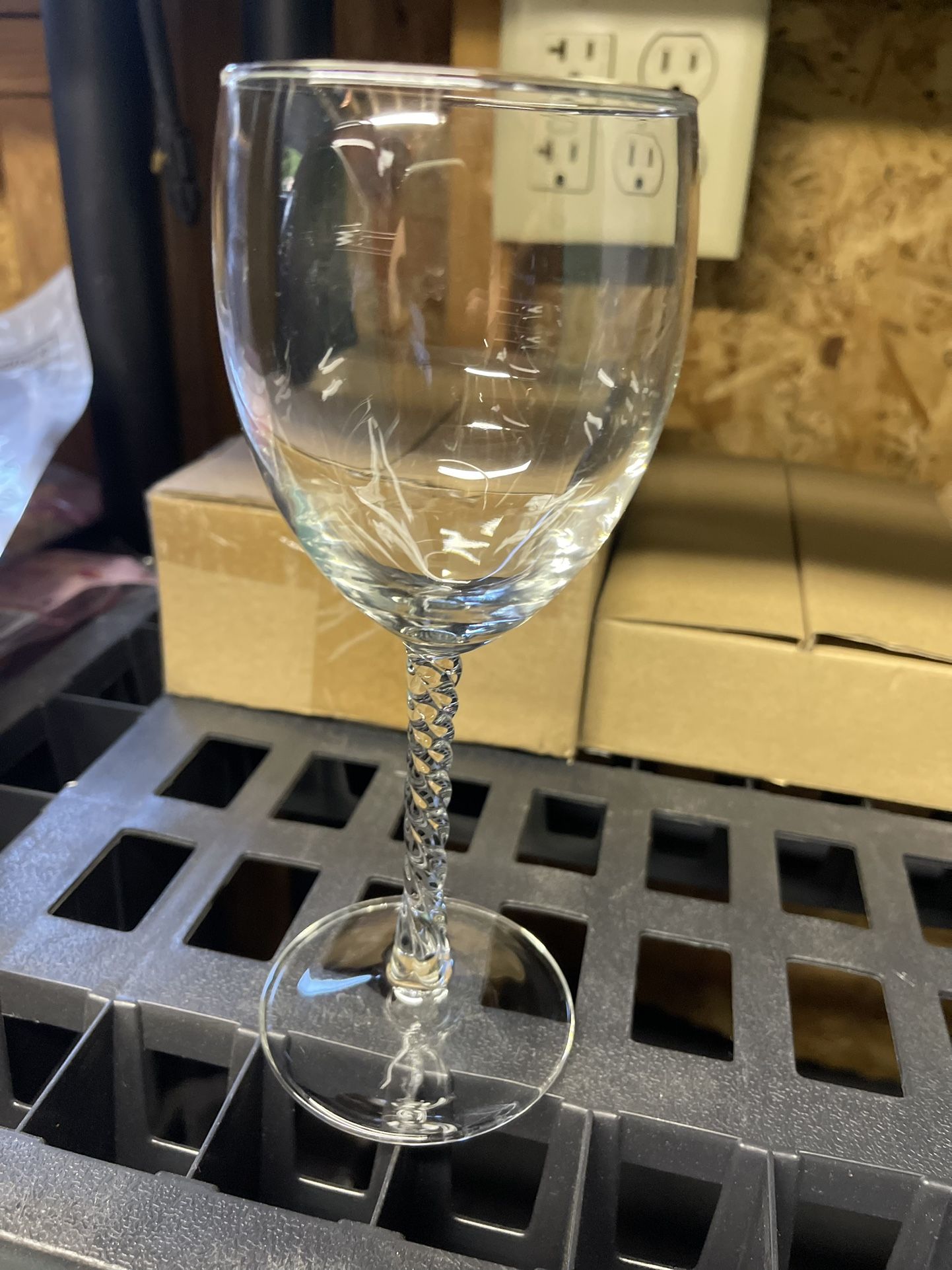 Set of 12 Wine Glasses + Storage Box – Excellent Condition