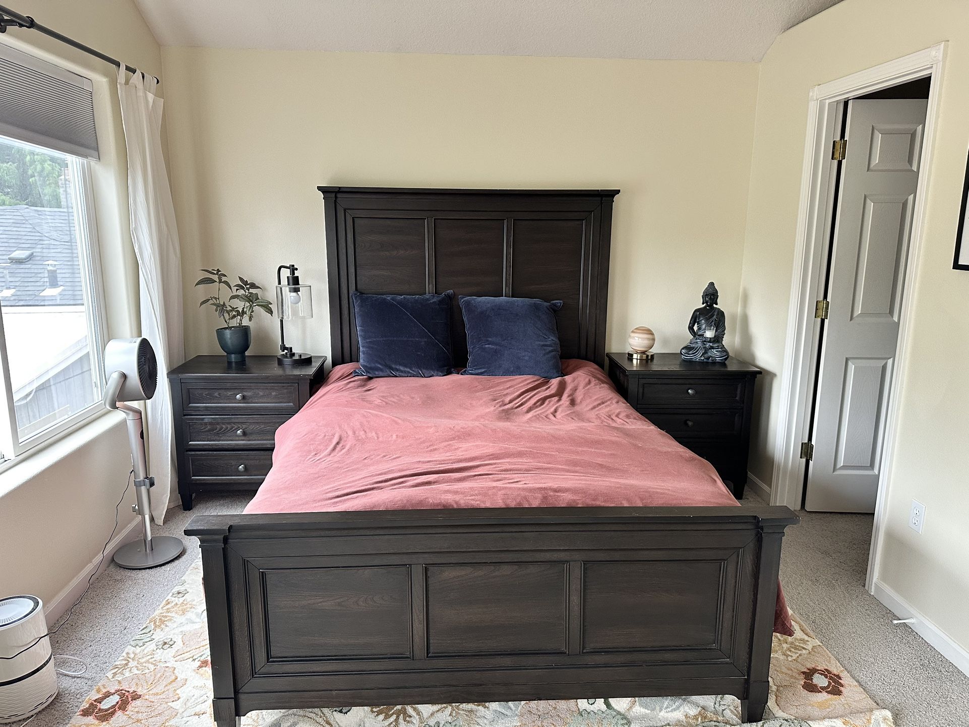 Bassett Real Wood Queen Bedroom Set β Bed, Nightstands & Dresser