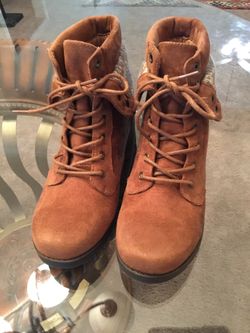 Cute & Comfy Women’s Boots -Size 8