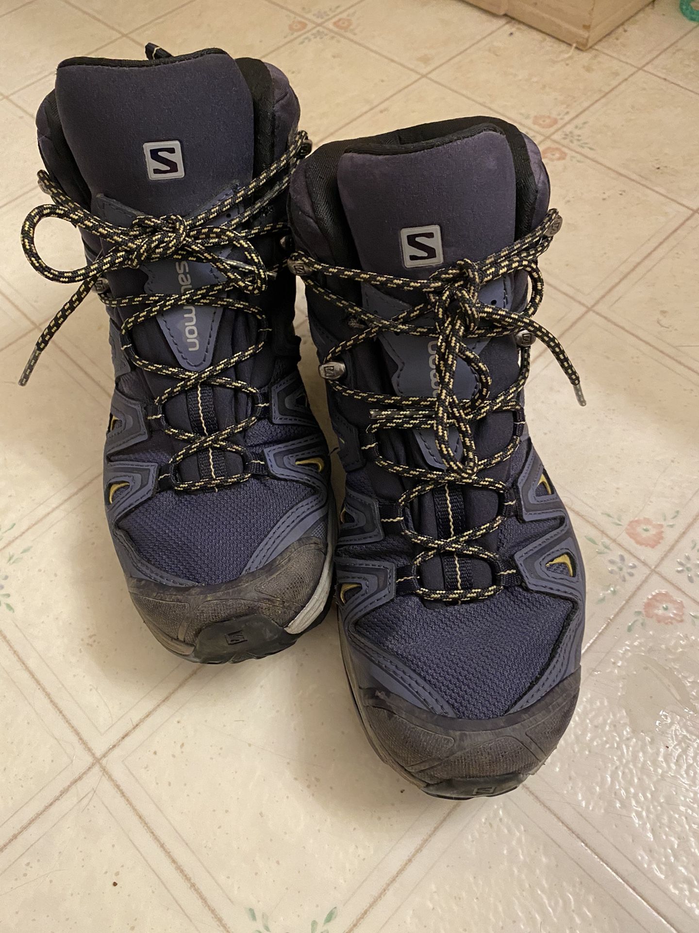 Salomon Hiking Boots Women’s Size 8.5 US