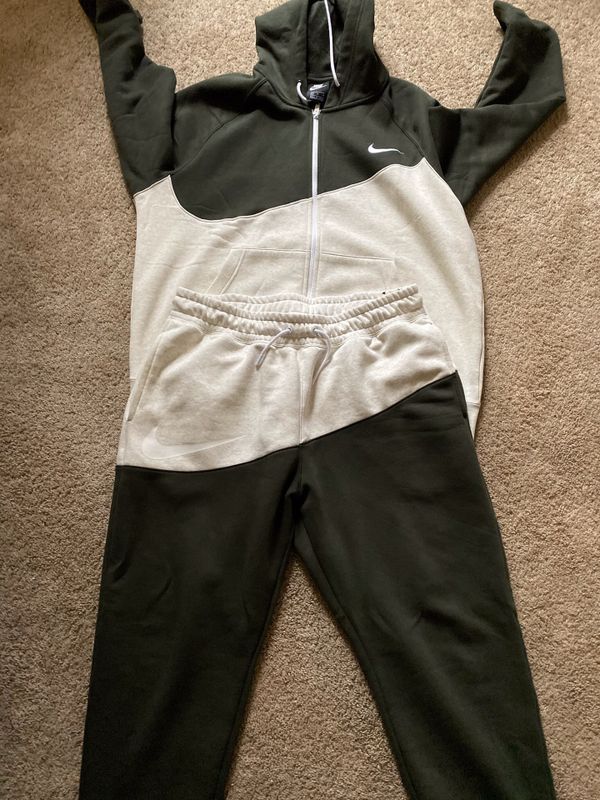 Menâs Nike Jogging Suit for Sale in Champaign, IL - OfferUp