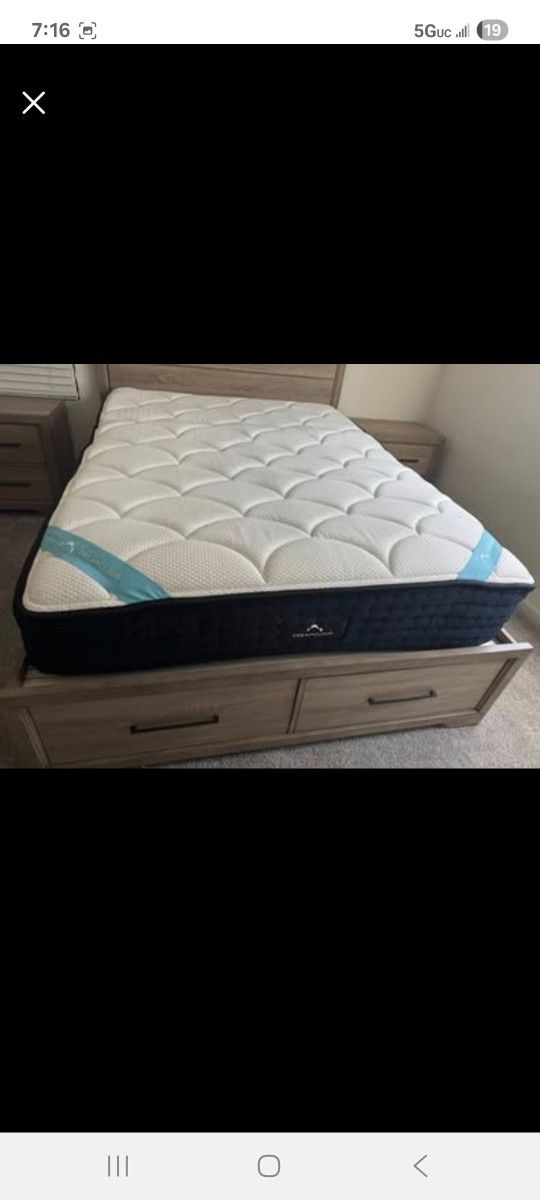 The DreamCloud Premier, Queen, Like New, Perfect Condition