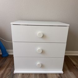 3-Drawer dresser 