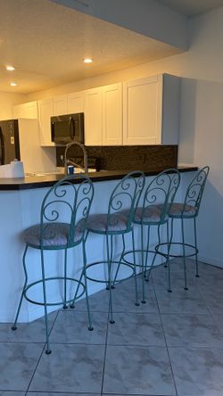 5 Vintage countertop chairs