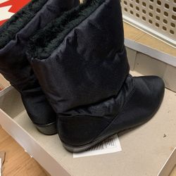 Women’s Boots, 9 1/2 Extra Wide, Canada Toe Warmers