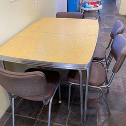 Vintage 1950's excellent yellow  formica chrome dining table with leaf, and 4 original brown chairs 48Long*39Wide*29Tall
$250