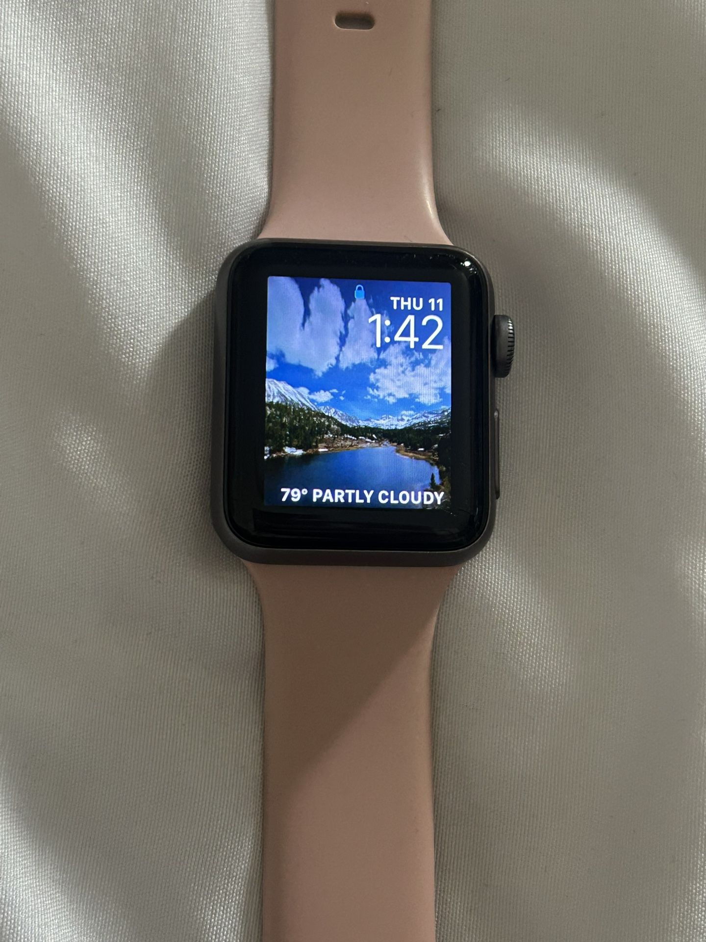 APPLE WATCH IN GREAT CONDITION 