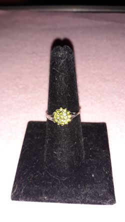 Ladies Peridot ring