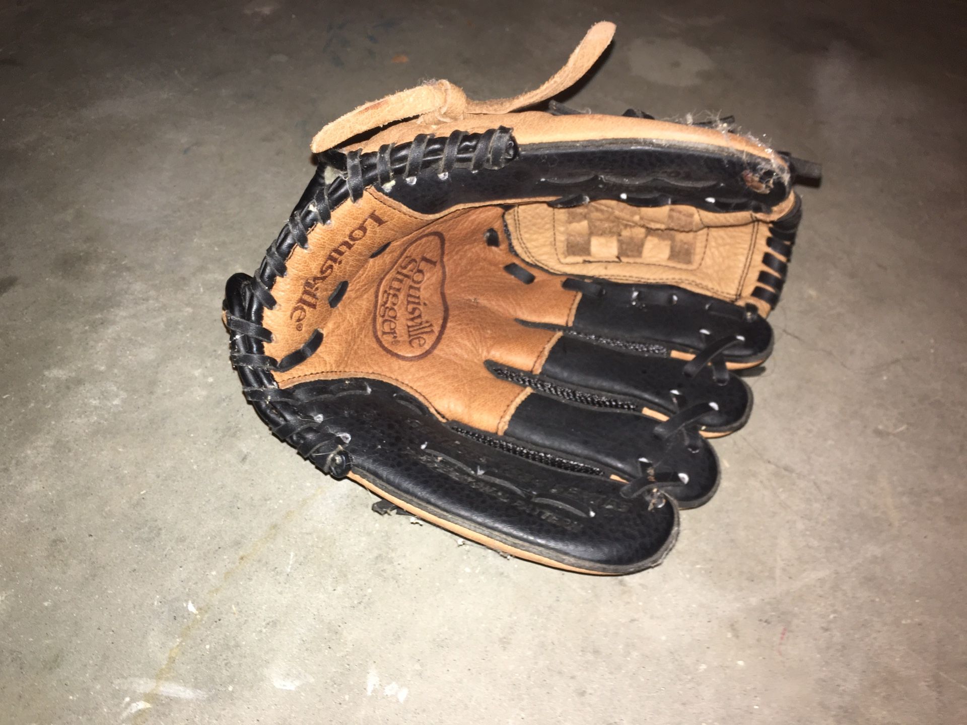 Louisville Slugger kids left hand glove