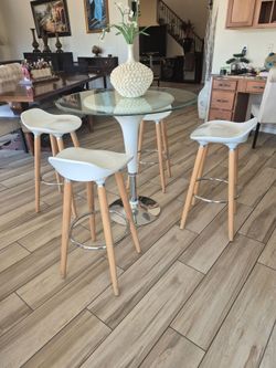 Beautiful Set High table and 4 bar stools Exelent Condition glass
