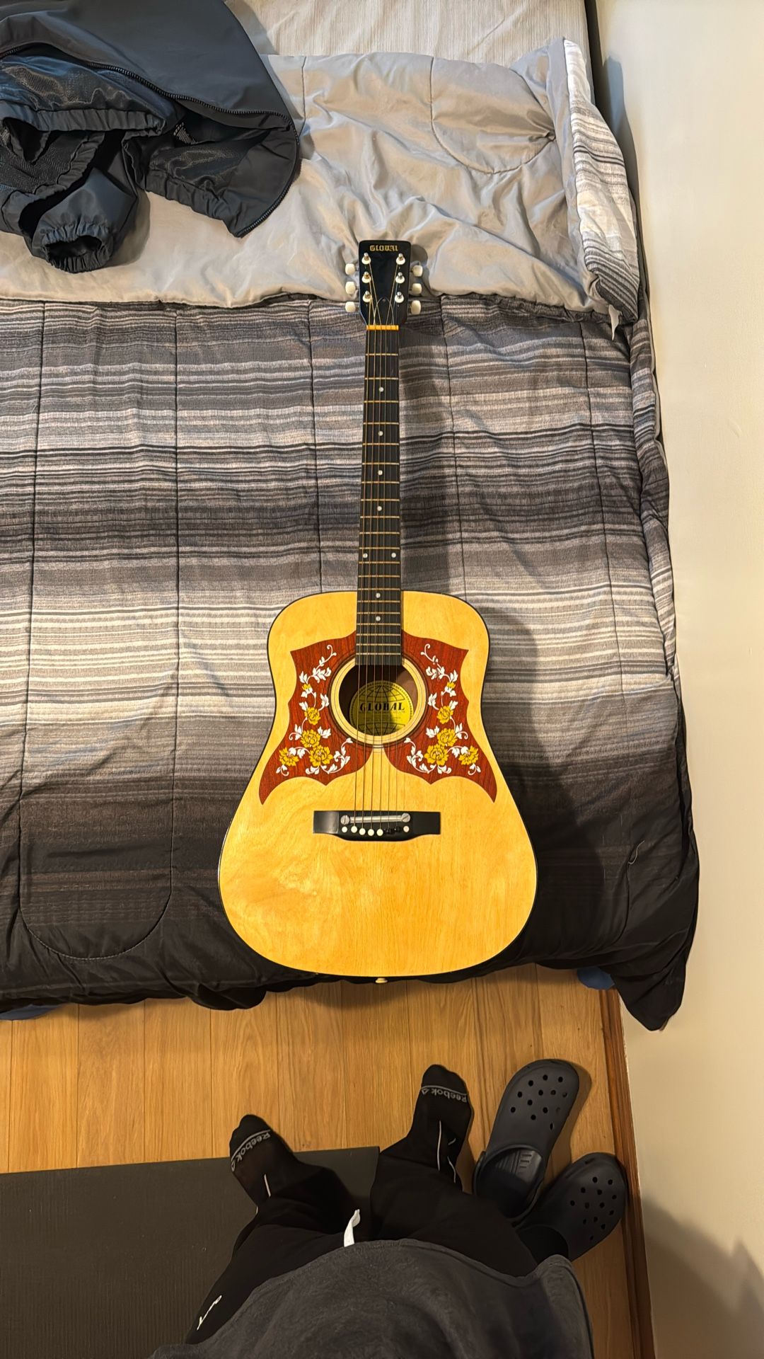 Global Vintage Acoustic Guitar (WITH CASE AND PLAYBOOKS)