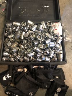 Sets of wheel locks for Acura