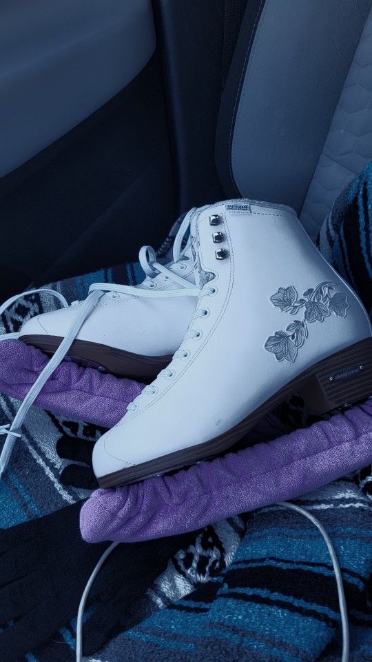 Ladies Size 9 Ice Skates