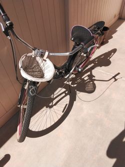 Women's beach cruiser bicycle