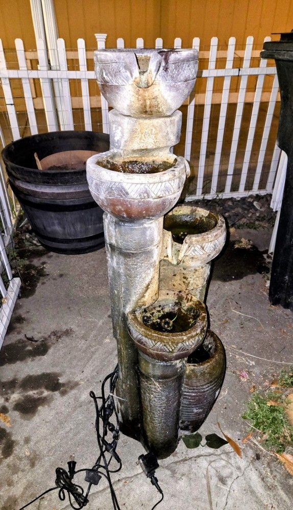 Water Fountain In Excellent Working Condition 