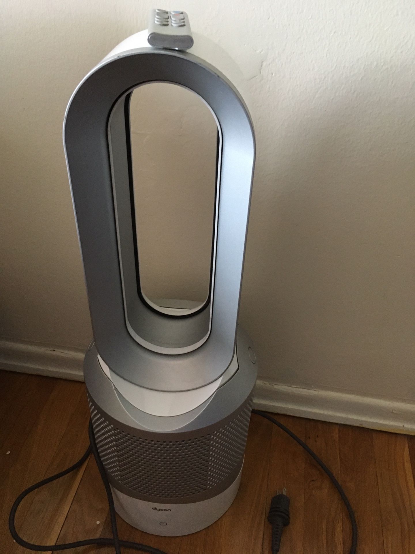 Dyson Pure Hot And Cool HP01 HEPA Air Purifier Fan And Heater.   In good working condition .   Comes with remote. Will ship in non retail box 