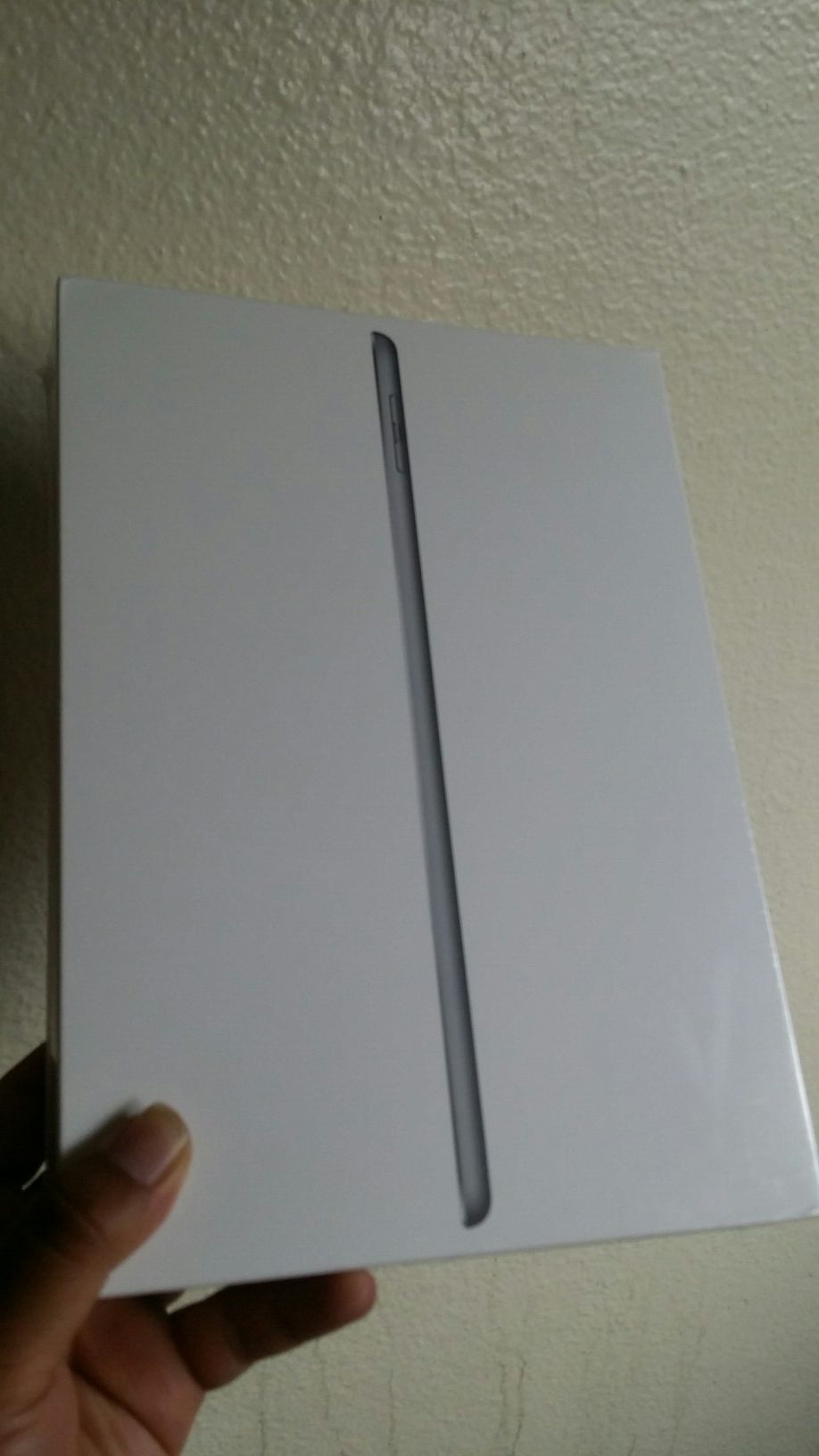 128GB Apple IPad 6th Generation (2018 Model / Apple Pencil compatible) sealed Brand new with new case & Screen protector