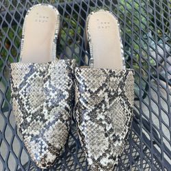 Women’s Slides
