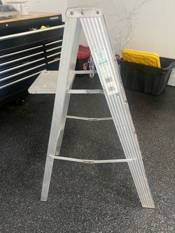 Medium duty 3-step ladder. Aluminum.