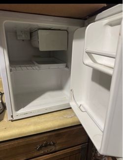 Mini Fridge - Magic Chef