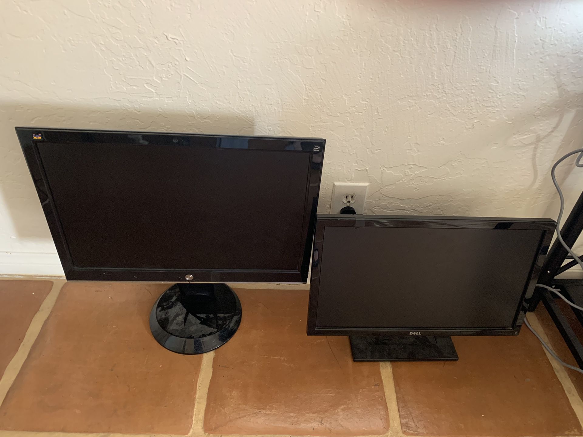 22” and 20” monitor / computer screens