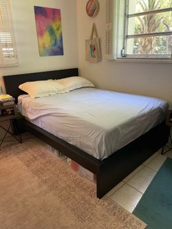Black Wood Bed Frame & Mattress, Size Full