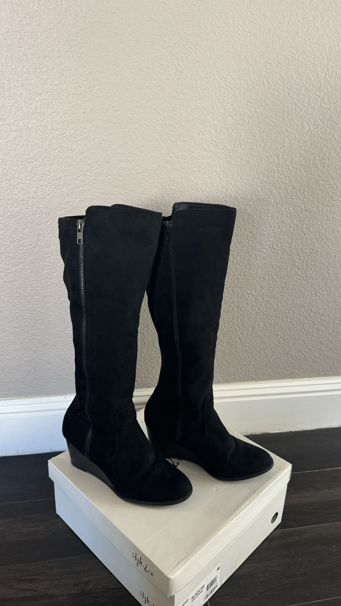 Black Boots Size 6 Retail Value $129.99 + Tax 