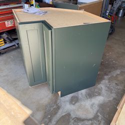 Kitchen corner cabinet 33“ x 33“