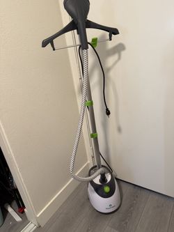 Standing garment steamer