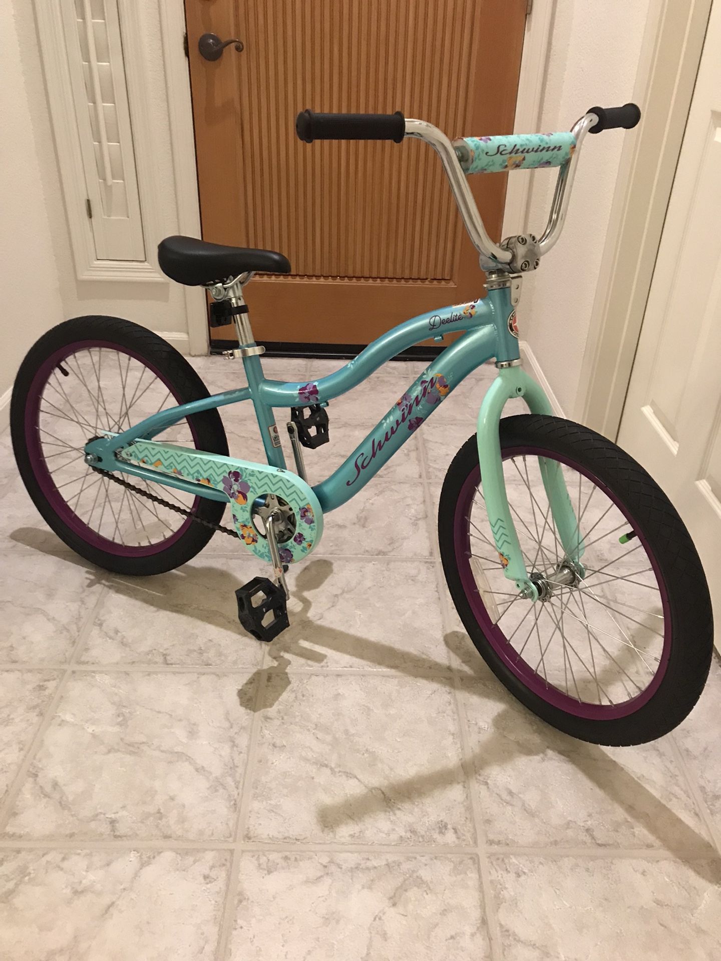Schwinn Deelite 20” Wheels Girls Bike