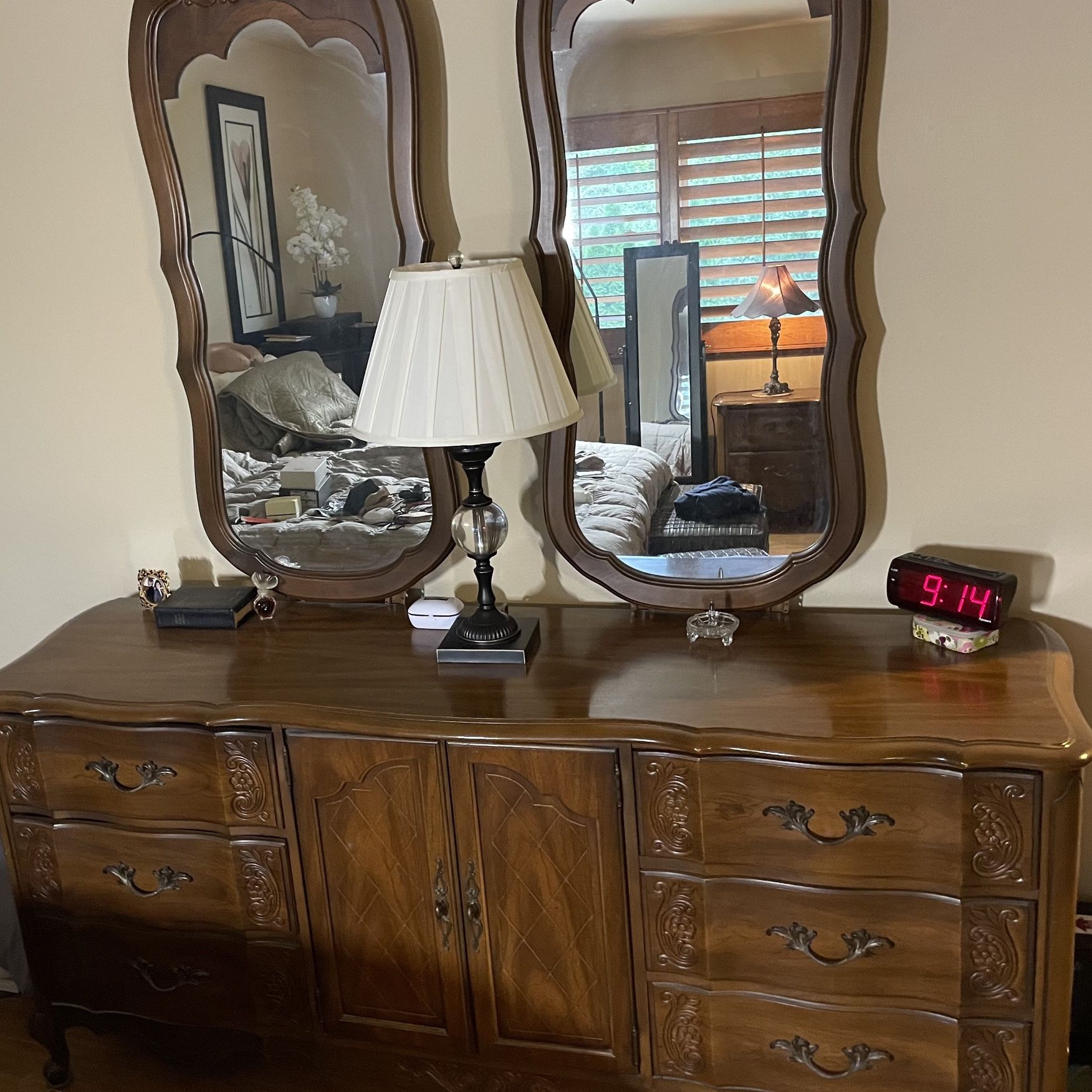 Broyhill Premier 1970’s Dresser with 2 mirrors and matching nightstand excellent condition 