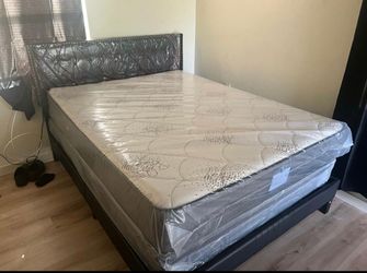 NEW MATTRESS QUEEN SIZE PLUSH WITH BOX SPRING