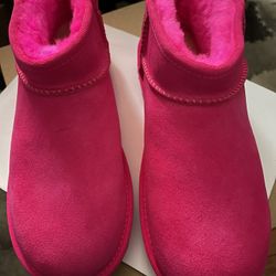 UGG Ultra Mini Classic W9