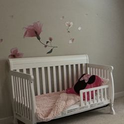 Crib Like New W/conversion Kit And Mattress 