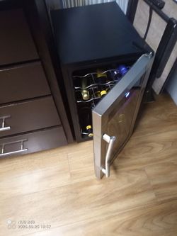 Wine refrigerator