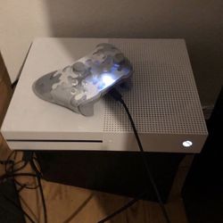 X-Box One S, White, Like New In Great Condition 