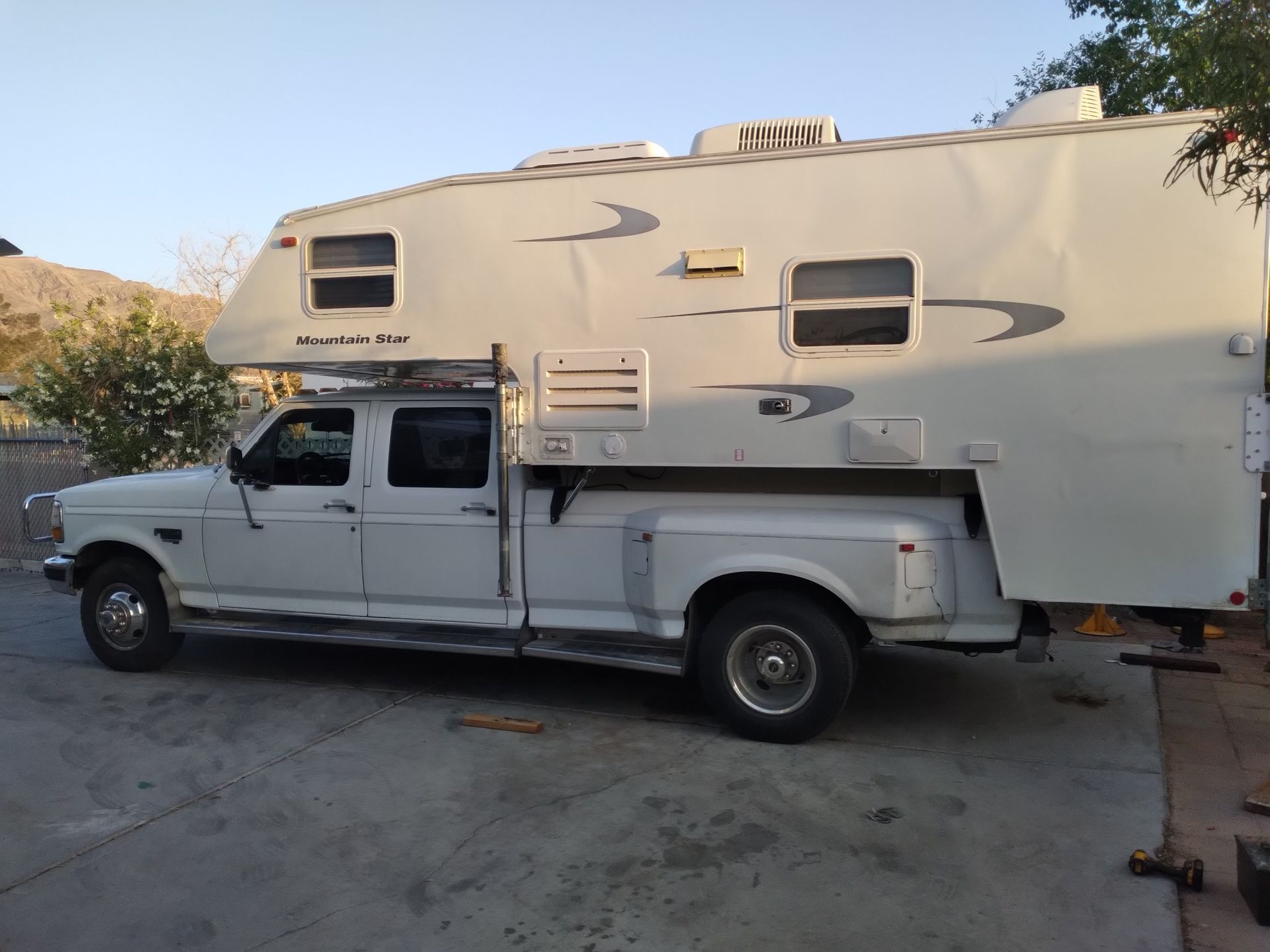 2005 Mountain Star Slide in Camper