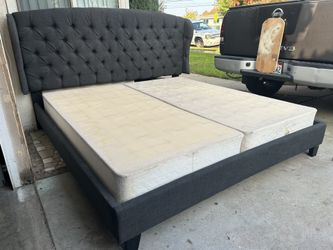 BONITO MARCO PARA CAMA KING SZ TAPIZADO COLOR GRIS CON BOX SPRING NO COLCHÓN USADO BUENA CONDICIÓN 