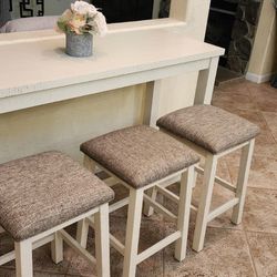 Counter Height Table And Bar stools 