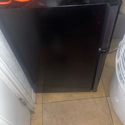 Mini fridge 