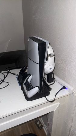 PS5 Digital, 2 controllers, headset and docking station