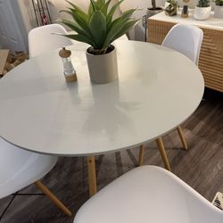 Kitchen Table With 4  Chairs 