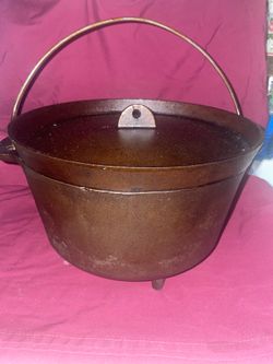 Vintage Lodge 10 inch cast iron footed Dutch oven