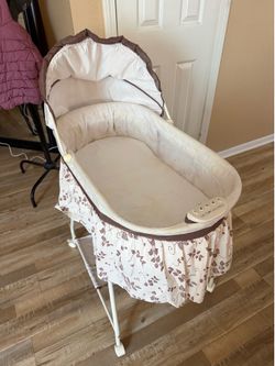 Rolling baby bassinet